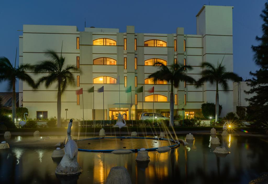 Quality Inn Palms Gāndhīdhām Esterno foto