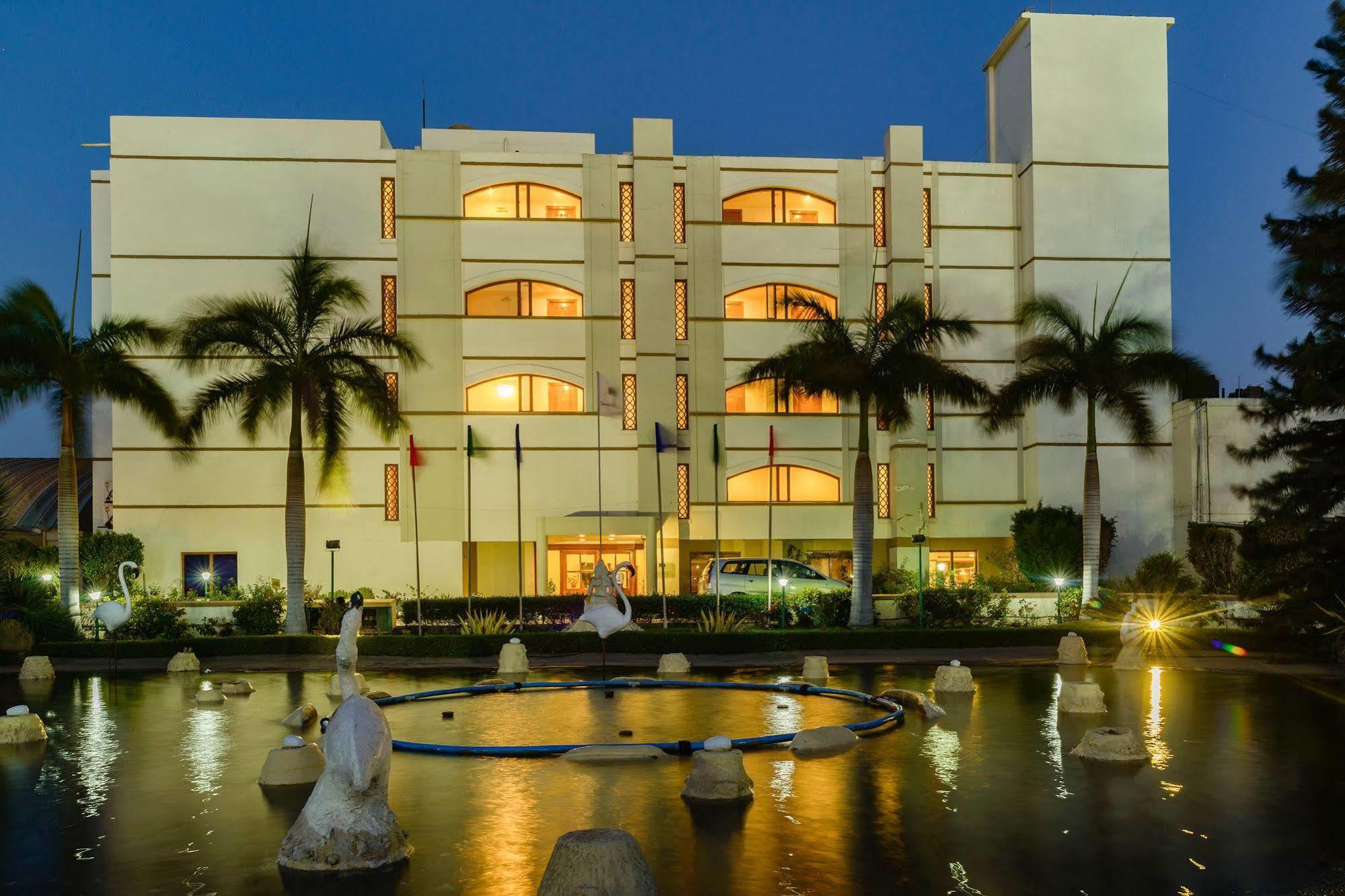 Quality Inn Palms Gāndhīdhām Esterno foto
