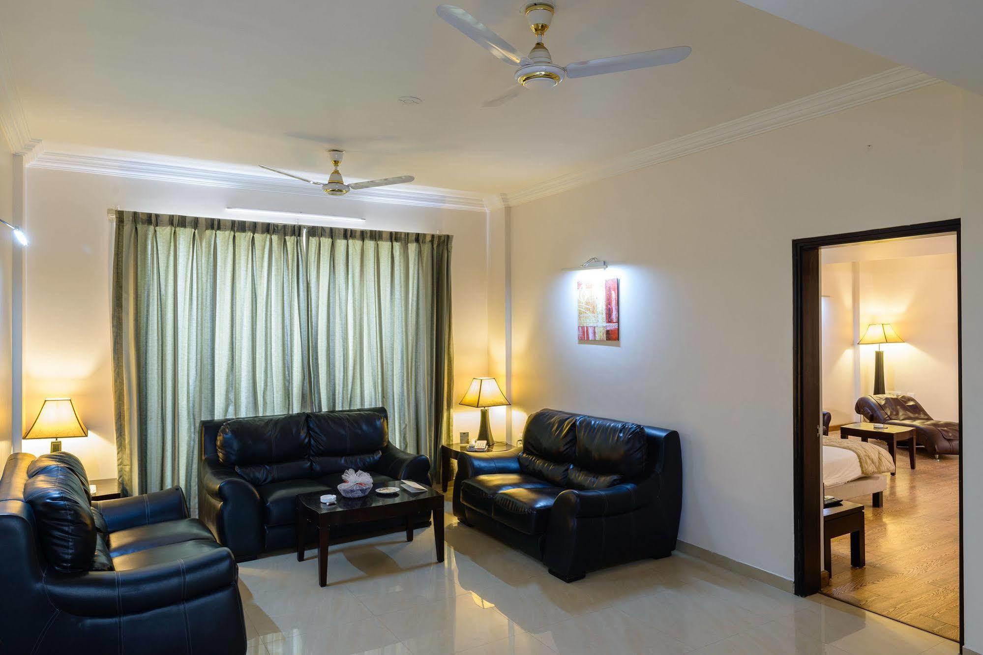 Quality Inn Palms Gāndhīdhām Esterno foto