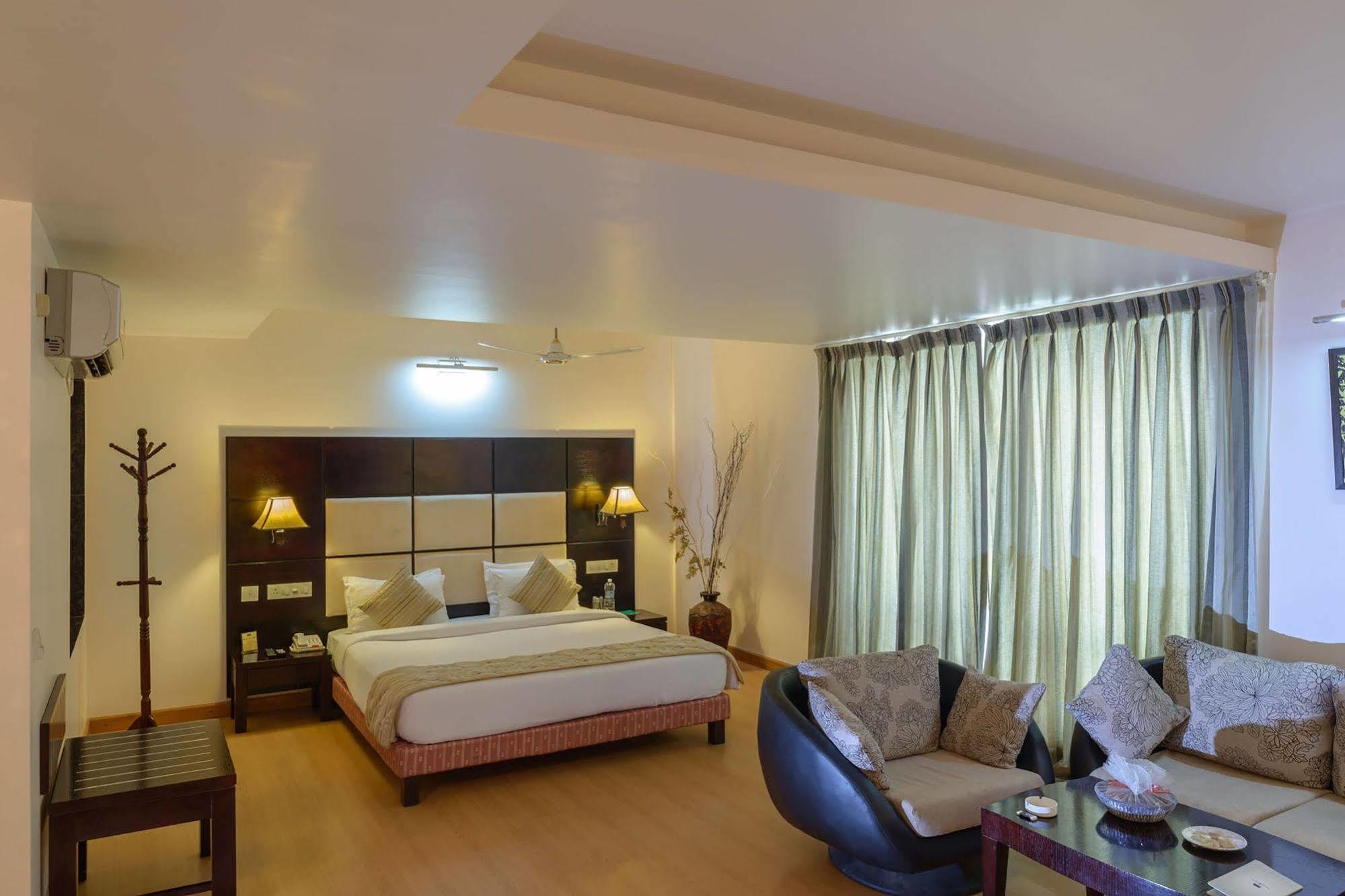 Quality Inn Palms Gāndhīdhām Esterno foto