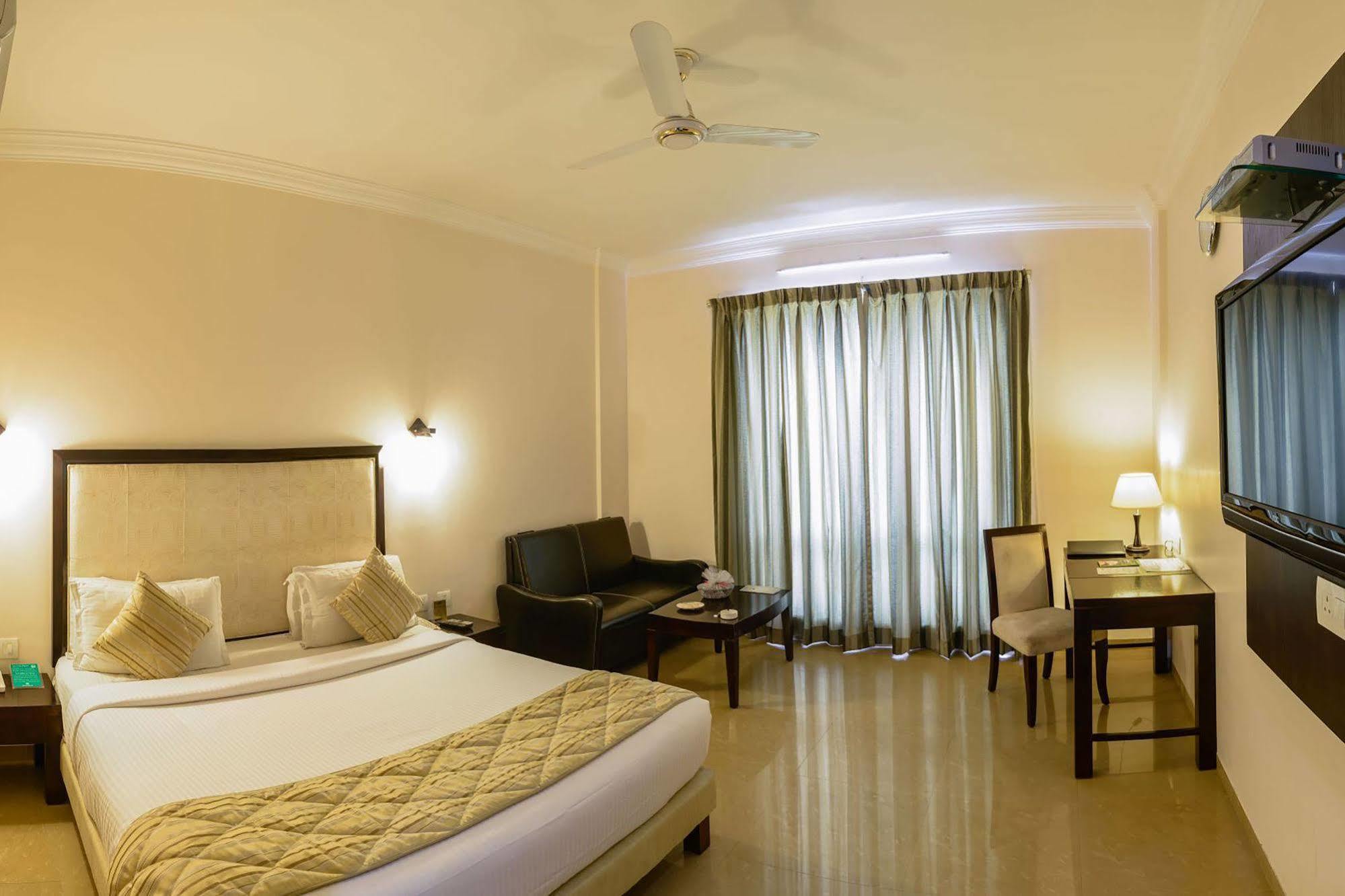 Quality Inn Palms Gāndhīdhām Esterno foto