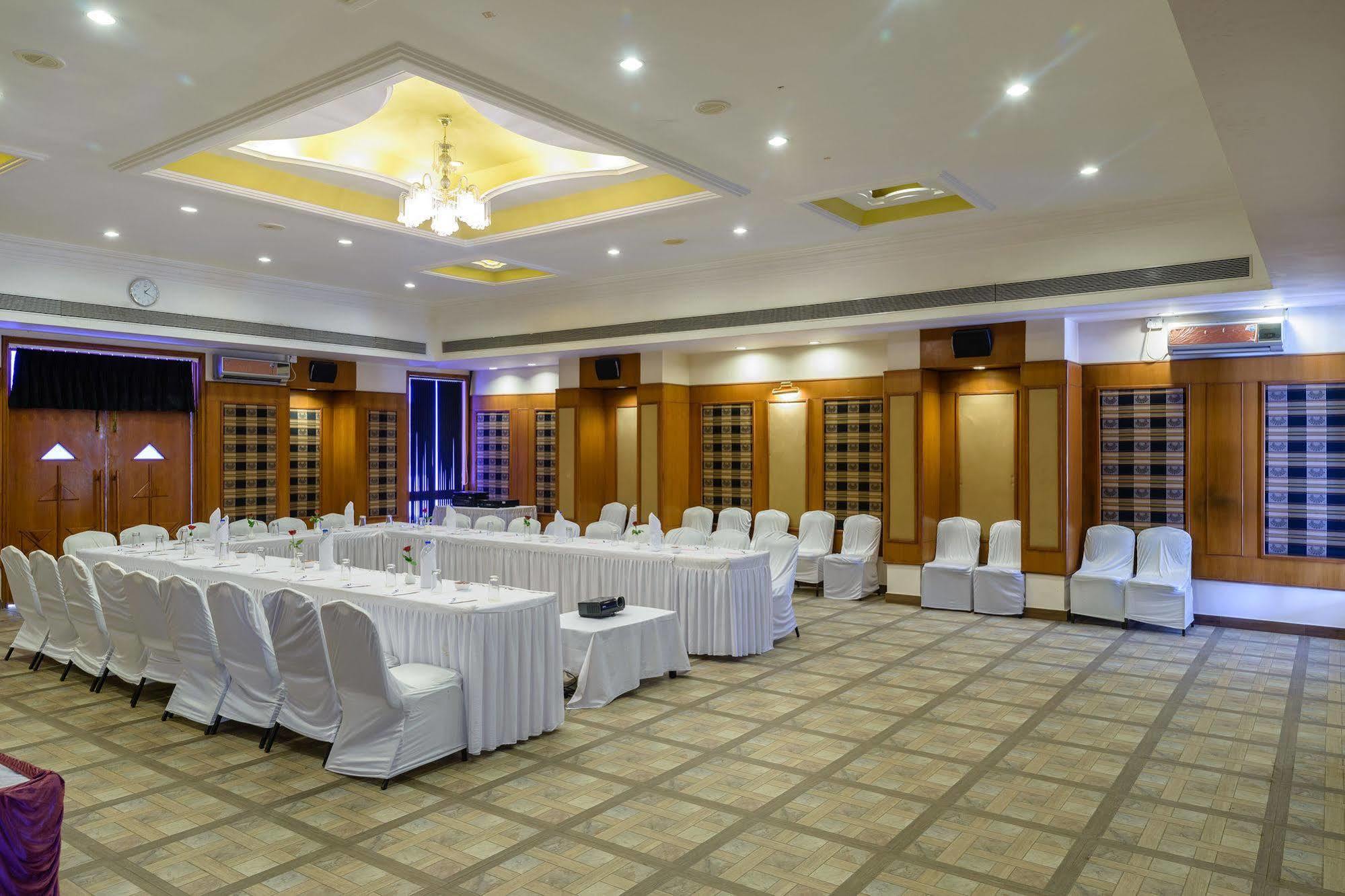 Quality Inn Palms Gāndhīdhām Esterno foto