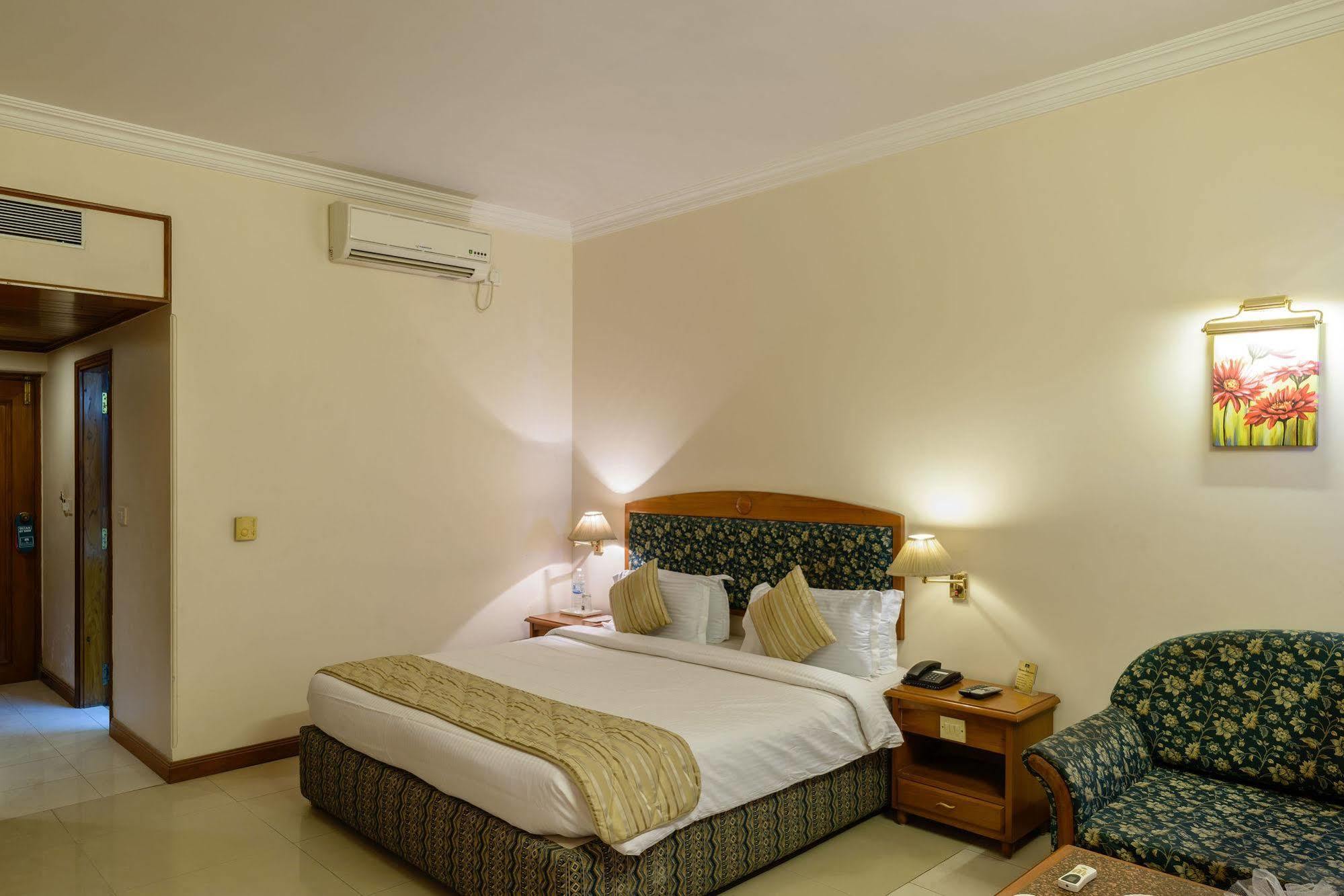 Quality Inn Palms Gāndhīdhām Esterno foto
