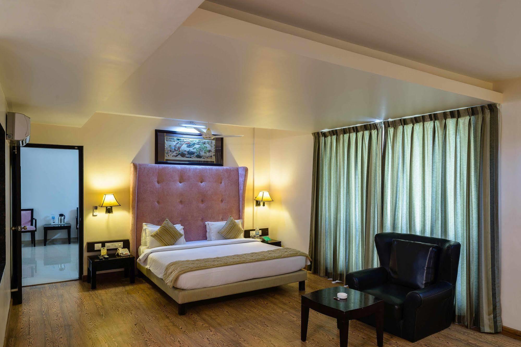 Quality Inn Palms Gāndhīdhām Esterno foto