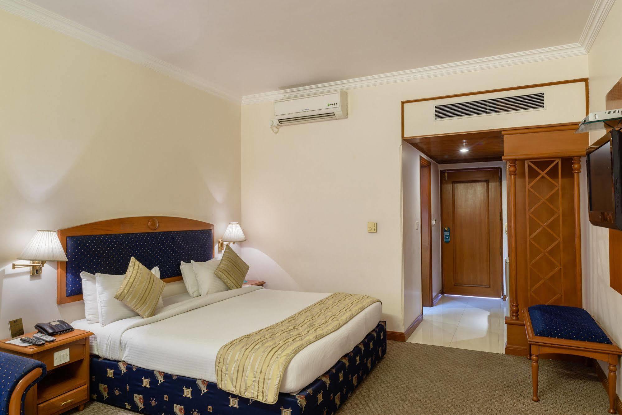 Quality Inn Palms Gāndhīdhām Esterno foto