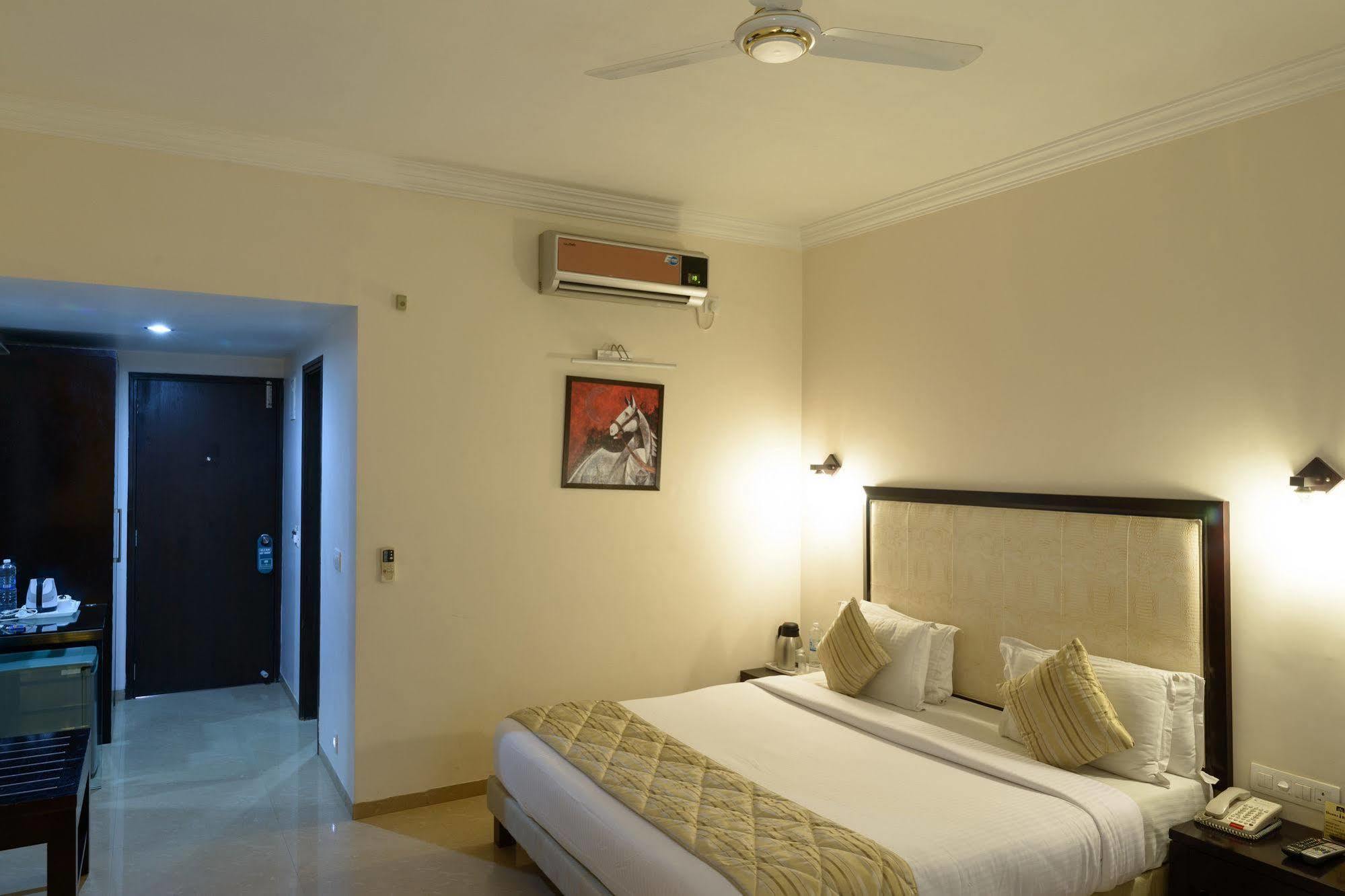 Quality Inn Palms Gāndhīdhām Esterno foto
